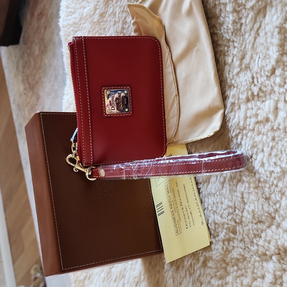 Beautiful NWOT Dooney & Bourke Red Leather Wristlet with Storage Box ❤️💄